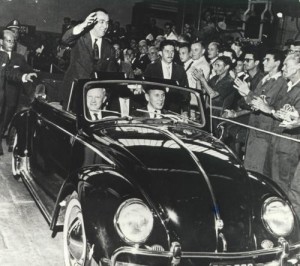 Legendární fotka prezidenta Juscelina Kubitscheka při slavnostní inauguraci závodu Volkswagen do Brasil